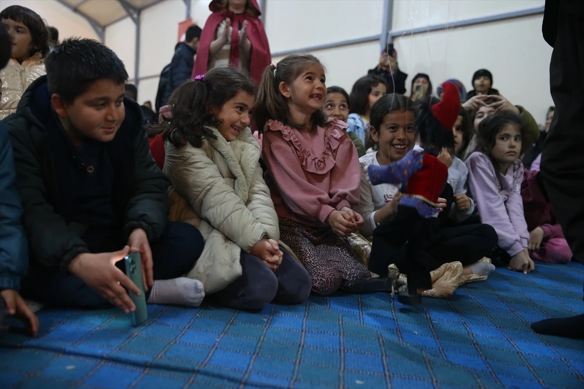 Kahramanmaraş’ta Depremzedeler İçin Karagöz-Hacivat Gösterisi Düzenlendi