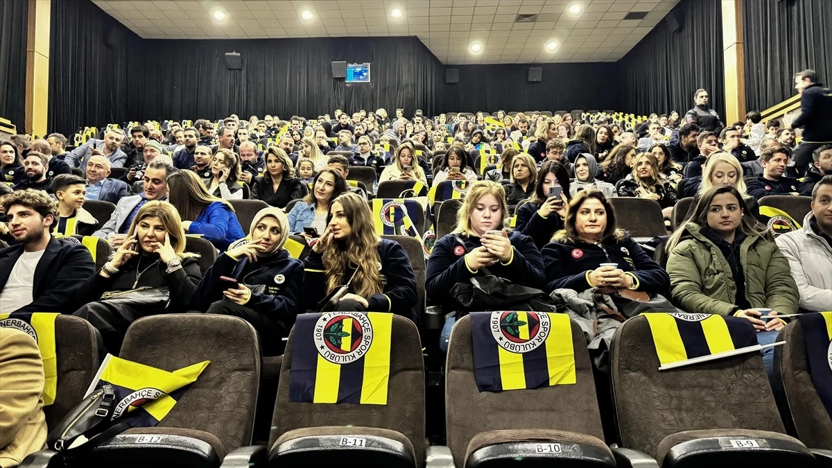 Kahramanmaraş’ta Depremzedeler ve Fenerbahçeli Taraftarlar ‘Zaferin Rengi’ Filmini İzledi