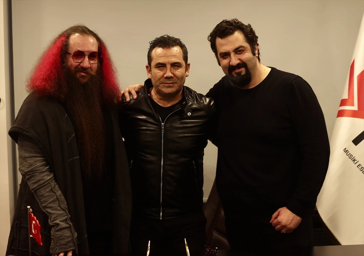 Ferhat Göçer, İranlı müzisyenlerle geleneksel İran müziğiyle Türkçeyi bir araya getiriyor