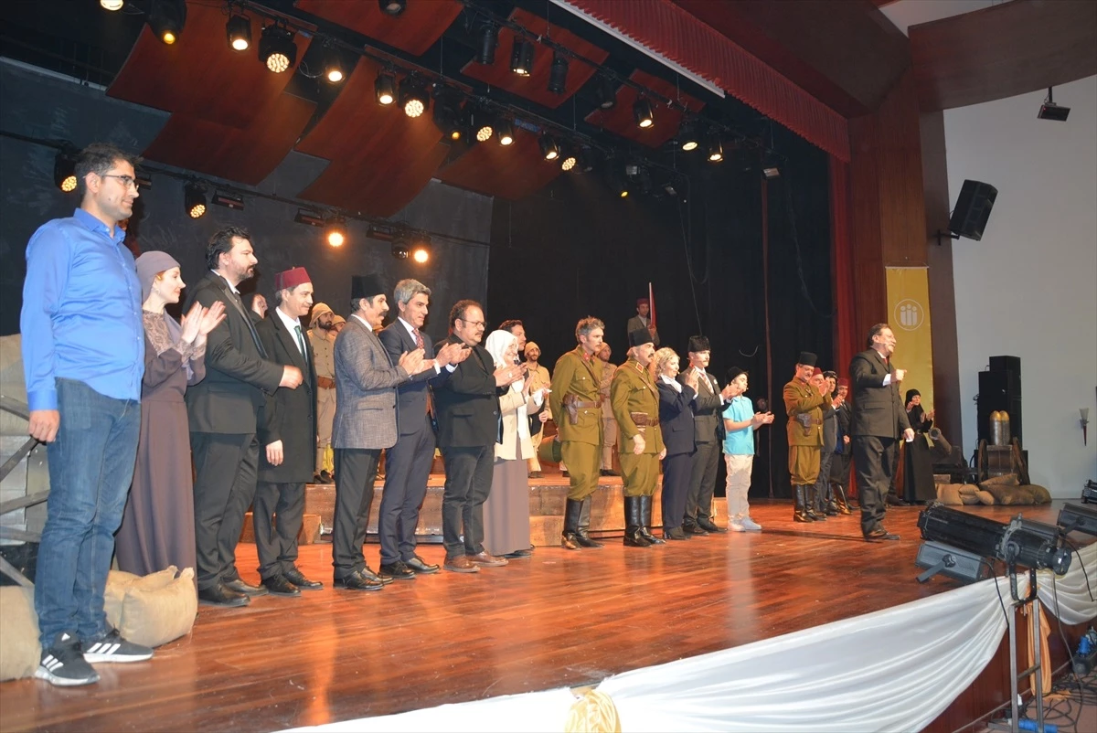 Malatya’da Cumhuriyet’e Doğru adlı tiyatro oyunu sahnelendi