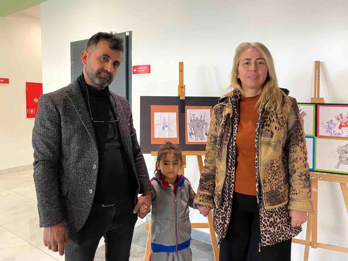 4 Yaşındaki Çocuk Yaptığı Resimlerle Sergi Açtı