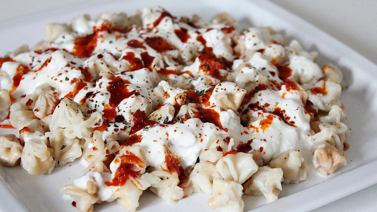 Hamuruna bir tutam ekleyin, hazır mantıya veda edin