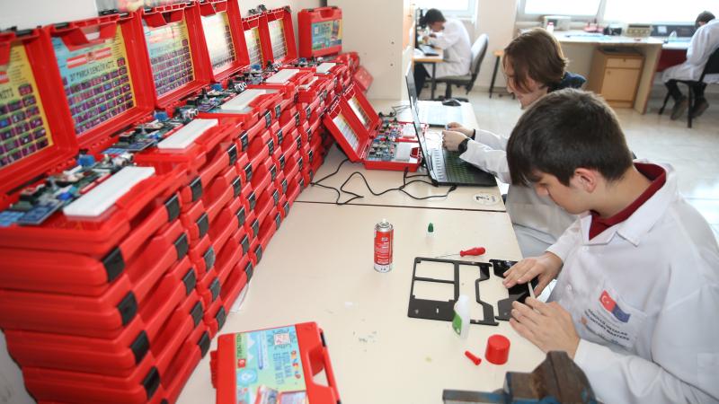 Meslek lisesi öğrencileri “kodlama eğitim seti” üretimiyle okula gelir sağlıyor
