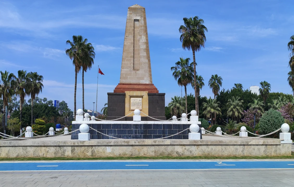 Denizcileri Selamlayan Refah Şehitleri Anıtı
