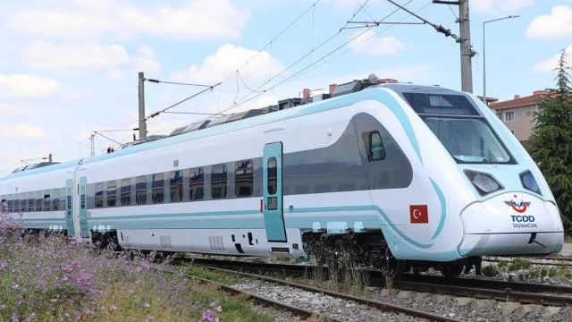 Milli elektrikli trenin üçüncü seti de raylara çıktı