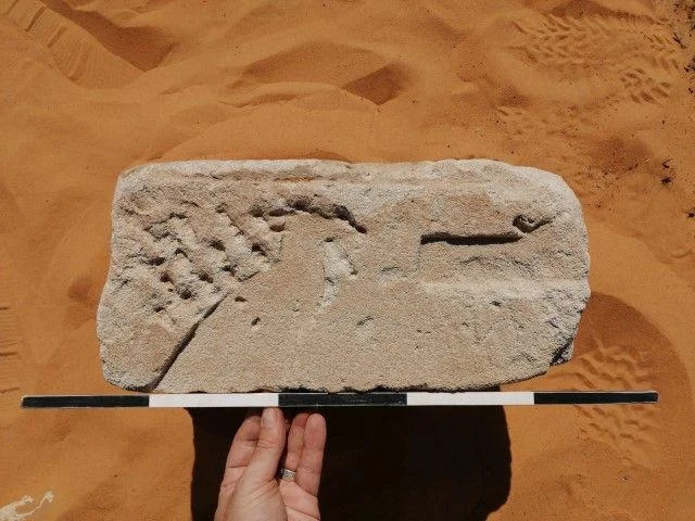 Arkeologlar, Sudan’da hiyerogliflerle kaplı bir firavun tapınağına ait kumtaşı blokları keşfettiler