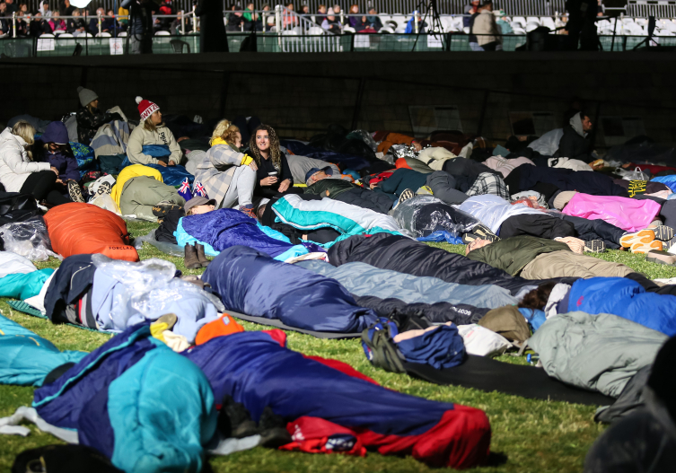 Anzak torunları geleneksel ‘Şafak Ayini’ için Anzak Koyu’nda