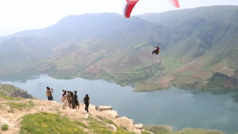 Siirt Botan Vadisi Milli Parkı’nda yamaç paraşütü heyecanı