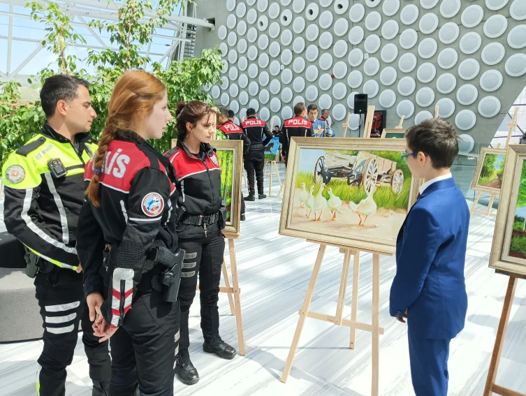 Küçük ressam şehit babası anısına sergi düzenledi