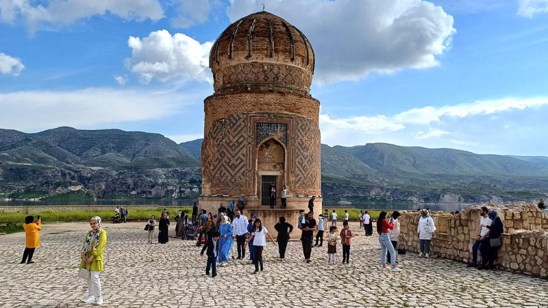 Hasankeyf bayramda ziyaretçilerin ilgi odağı oldu