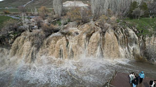Yaz aylarında kuruyan Van’daki Yaşar Kemal Şelalesi yeniden akmaya başladı