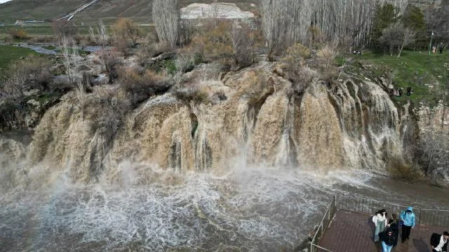 Yaz aylarında kuruyan Van’daki Yaşar Kemal Şelalesi yeniden akmaya başladı