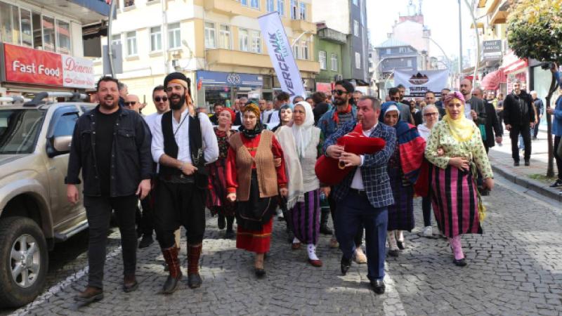 Rize’de Turizm Haftası kortej yürüyüşü renkli görüntülere sahne oldu