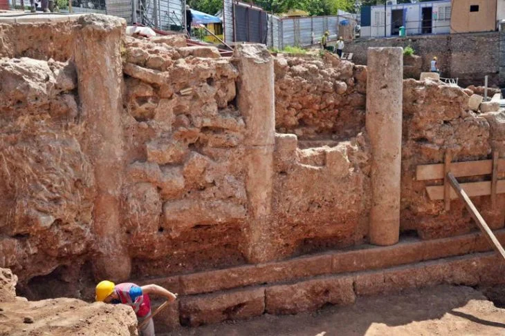 Türkiye’nin ünlü tatil beldesi Antalya’da Roma dönemine ait 800 metre uzunluğundaki sütunlu bir cadde keşfedildi