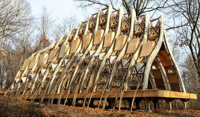 Mimarlar olağanüstü yaşam yapıları yaratmak için eski uygulamaları ve modern teknolojiyi kullanıyor