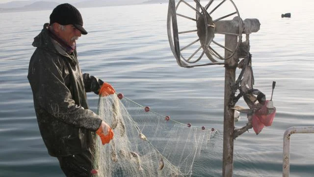 Balıkçılar av yasağı öncesi sezondaki son ağlarını göle bırakıyor