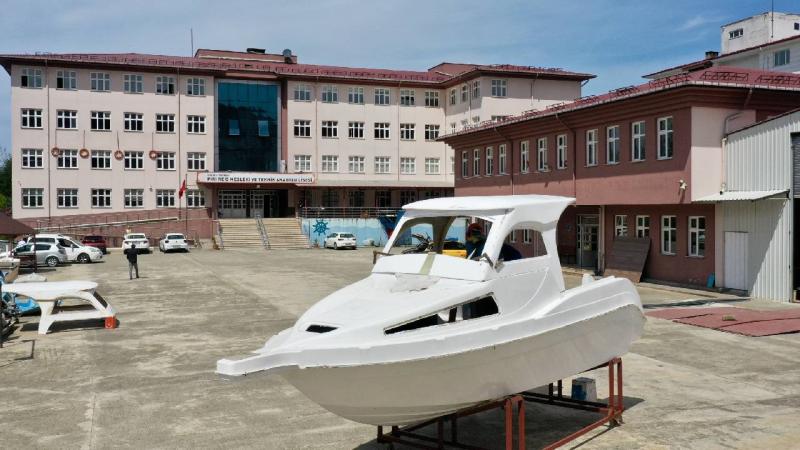 Tersane gibi okulda öğrenciler çelik ve fiber tekne üretiyor