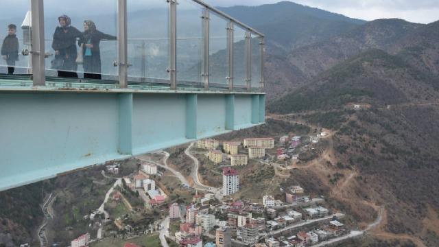 Gümüşhane’deki cam seyir terası turistlerin uğrak noktası oldu