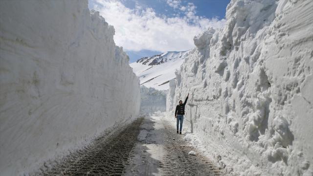 Nisan ayında metrelerce karla mücadele