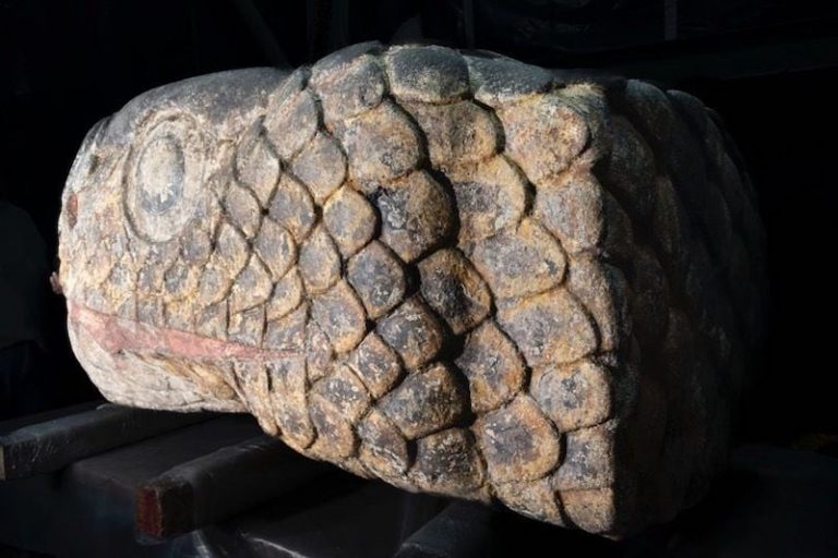 Mexico City’deki Deprem, Aztek Yılan Heykelini Ortaya Çıkardı