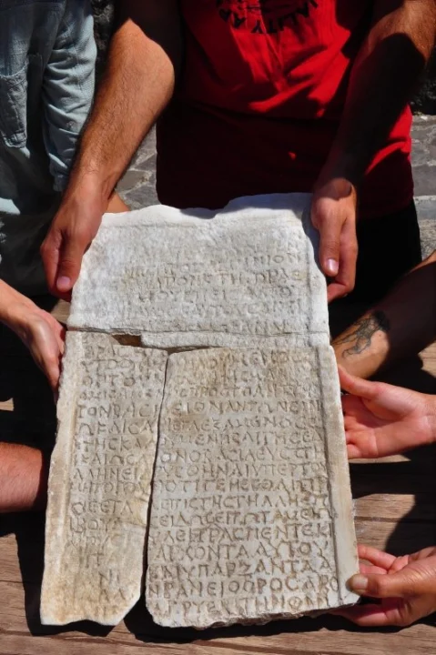 Türkiye’deki Aigai kazılarında bulunan 1800 yıllık mermer yazıt deşifre edildi