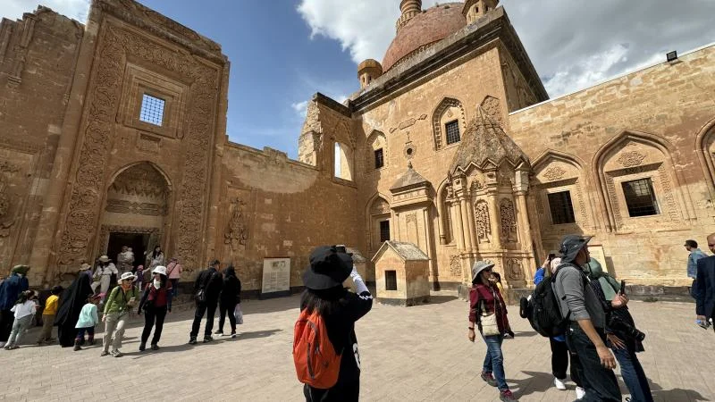 Turistler rotayı İshak Paşa Sarayı’na çevirdi