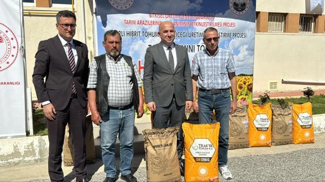 Kırklareli’nde çiftçilere yerli hibrit ayçiçeği tohumu dağıtıldı