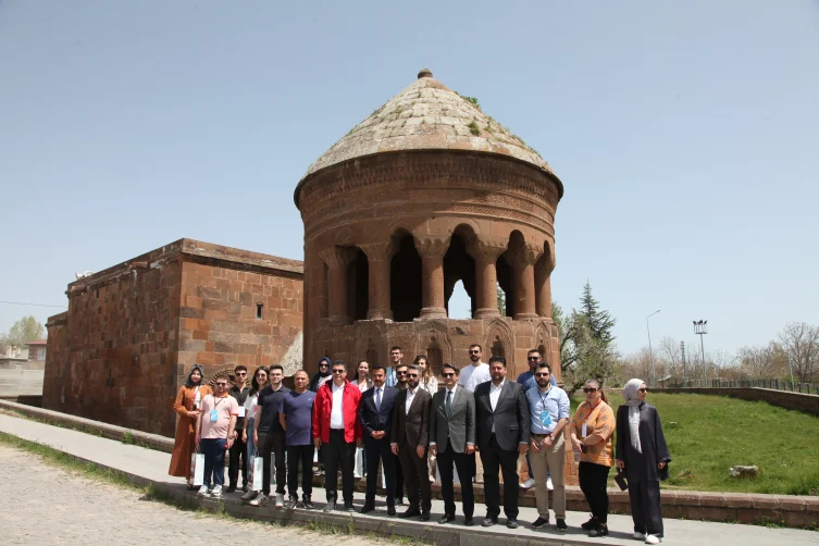 Akademisyenler ve öğrenciler Bitlis’in tarihi mekanlarını gezdi