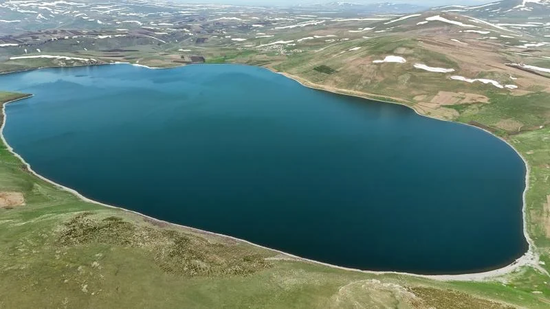 Kışın yüzeyi donan Aygır Gölü’nde buzlar çözüldü