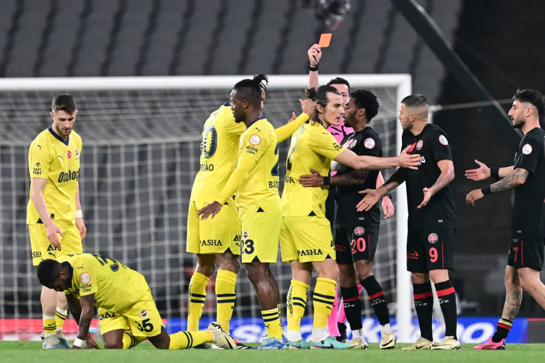 Fenerbahçe ‘korku tüneli’nden golcüleriyle çıktı