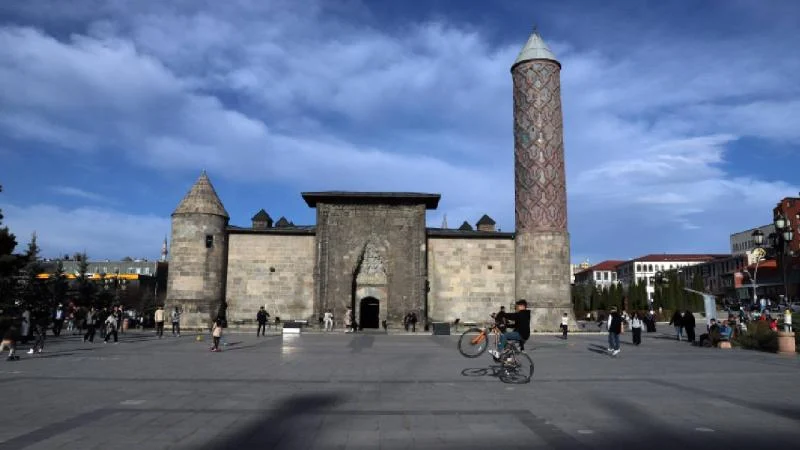 Soğuk iklimiyle türkülere konu olan Erzurum “yaz gibi” bir ilkbahar yaşıyor