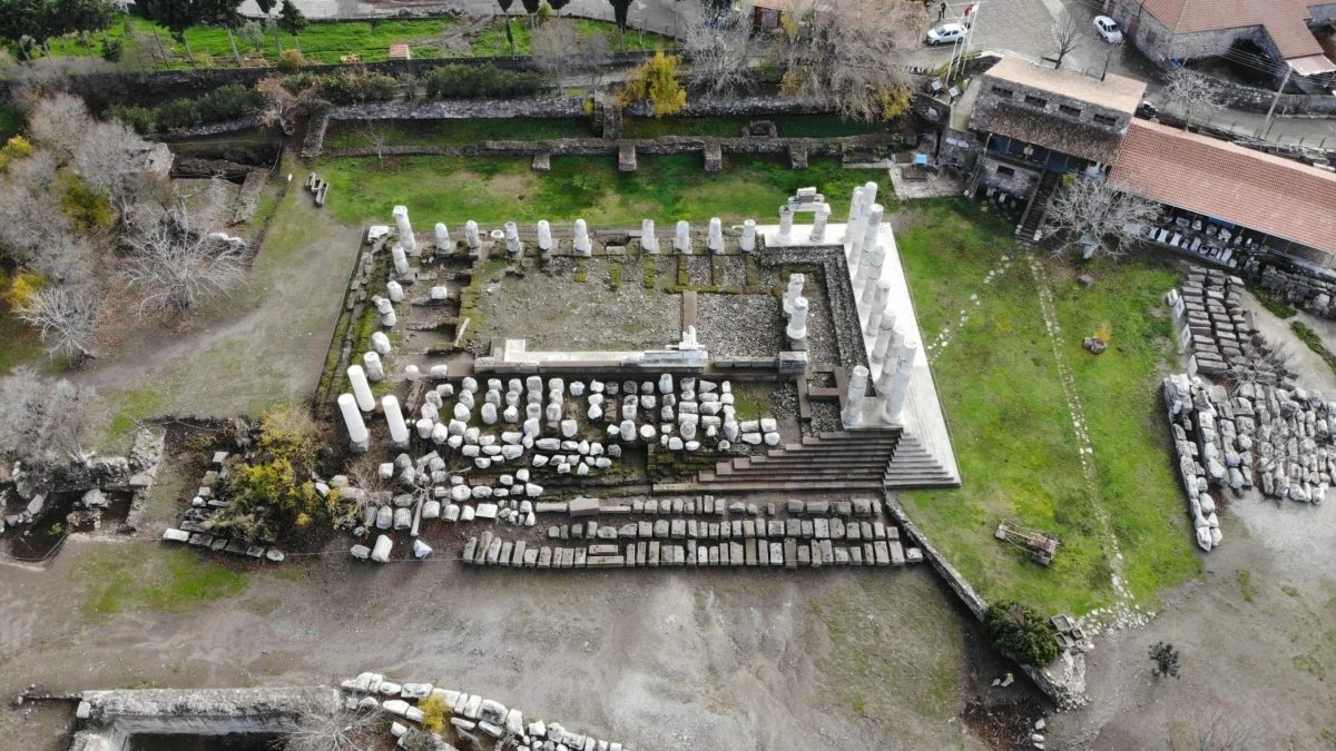 Türkiye’de Apollon Smintheus Tapınağı’nda bulunan Romalı Seçkinlerin 2.000 yıllık Anıt Mezarı keşfedildi