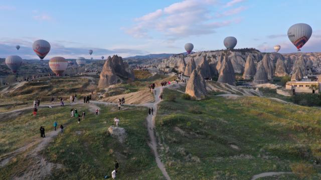 Yerli turistler Kapadokya’yı gökyüzünden keşfetti