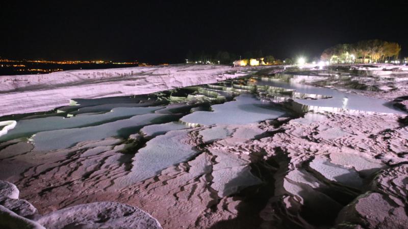 Pamukkale ziyaretçilerini gece de ağırlamaya başladı
