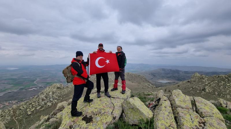Kırşehirli dağcılar, 1612 metre yükseklikte Türk bayrağı açtı