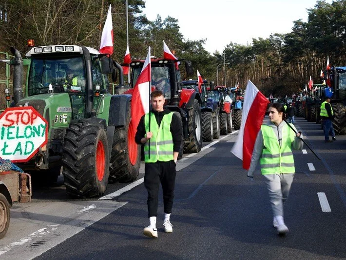 Polonyalı çiftçiler Ukrayna sınırındaki barikatları kaldırdı