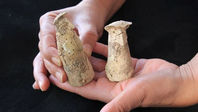 Batı Anadolu’nun en eski yerleşim yerlerinden biri olan Ulucak Höyüğü’nde 7.700 yıllık eşsiz figürinler keşfedildi