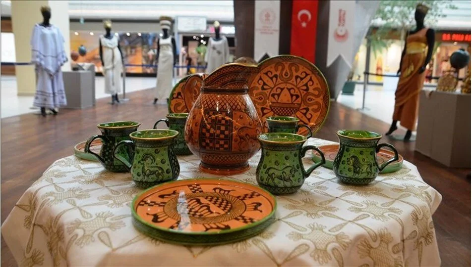 Kütahya’da Frig desenlerinin kıyafet, çini ve seramiklere işlendiği sergi açıldı