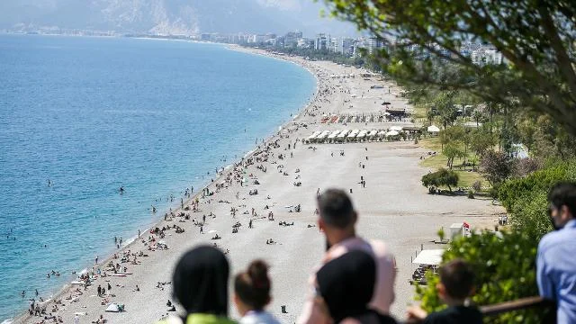 Antalya sahillerinde bayram tatili yoğunluğu