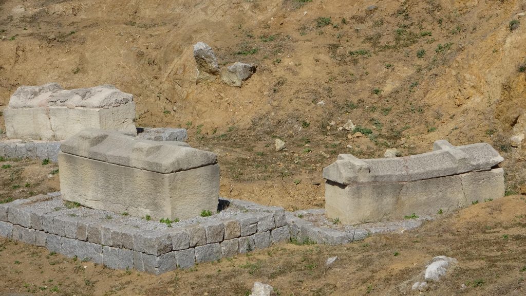 Troas bölgesinin en önemli şehirlerinden biri olan Parion’da 2.000 yıllık anne-çocuk mezarları ortaya çıkarıldı