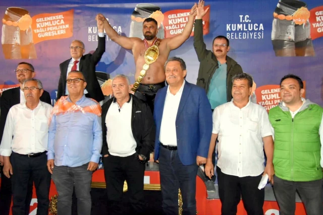 Manavgat Belediyesi Başpehlivanı Fatih Atlı Kumluca Yağlı Pehlivan Güreşleri’nde Şampiyon Oldu