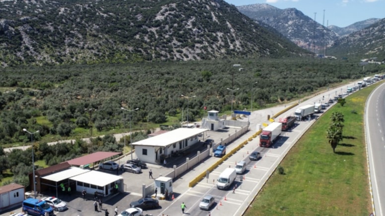 Antalya girişinde araç kuyruğu
