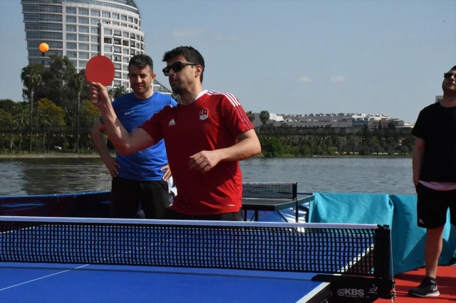 Adana’da Seyhan Nehri’nde Suya Kurulan Platformda Masa Tenisi Müsabakaları Gerçekleştirildi