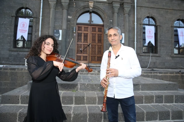 Diyarbakır’da Turizm Haftası etkinliklerinde baba-kız müzik dinletisi