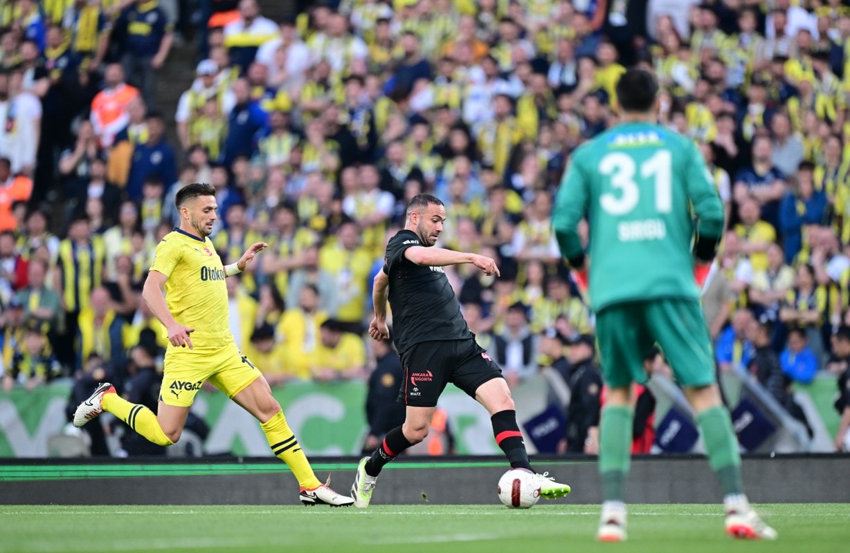 Fenerbahçe ‘korku tüneli’nden golcüleriyle çıktı
