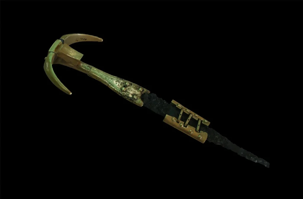 Hititlerin ünlü altın kabzalı demir hançeri dünya dışı kökenleri olan demirden dövülmüş