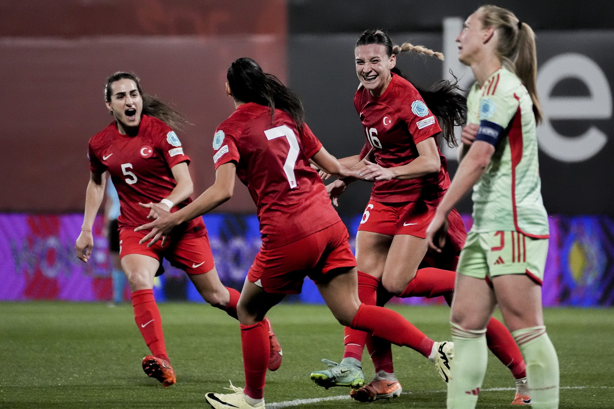 A Milli Kadın Futbol Takımı’ndan Macaristan karşısında müthiş geri dönüş