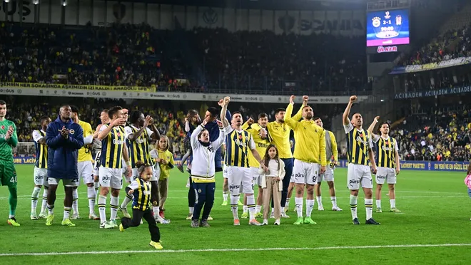 Fenerbahçe, Beşiktaş’ı 2-1’le geçti