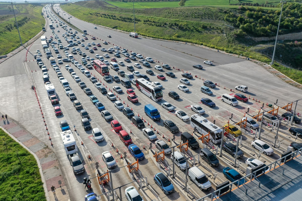 Bayram tatili dönüşü başladı: Trafik yoğunluğu yaşanıyor
