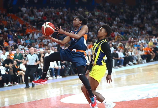Fenerbahçe, Basketbol FIBA Kadınlar Avrupa Liginde ÇBK Mersin’i 89-80 yenerek finale çıktı.